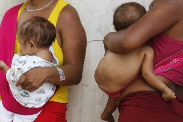 Mães seguram bebês yanomami