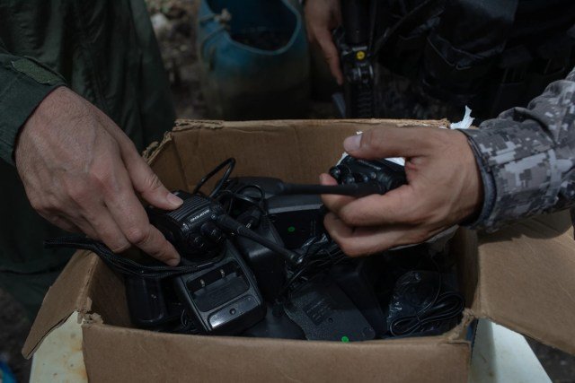 Rádios, antena Starlink e outros equipamentos encontrados pelo Ibama em acampamento garimpeiro ilegal na Amazônia