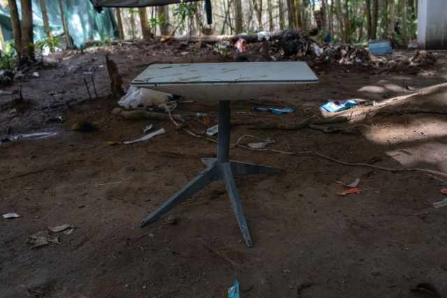 Antena da empresa Starlink, de Elon Musk, encontrada em acampamento de garimpeiros ilegais na Amazônia