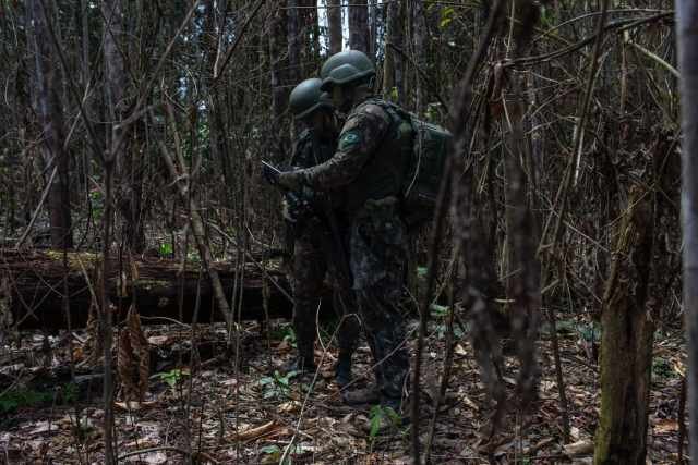 Equipe do Exército durante operação de combate ao garimpo ilegal na Amazônia