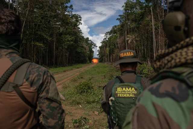 Equipe do Ibama durante operação de combate ao garimpo ilegal na terra indígena yanomami
