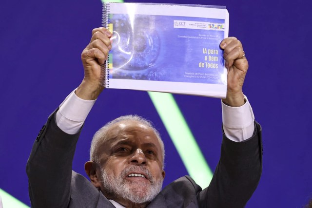 Presidente Lula recebe o Plano Nacional de Inteligência Artificial durante a abertura da 5ª Conferência Nacional de Ciência, Tecnologia e Inovação, em Brasília
