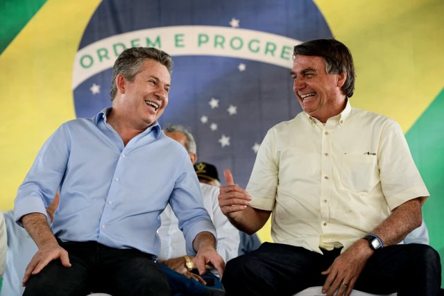 Então governador Mauro Mendes ao lado do ex presidente Jair Bolsonaro. Durante a gestão de Bolsonaro, Mendes comprou programas espiões da empresa Cognyte