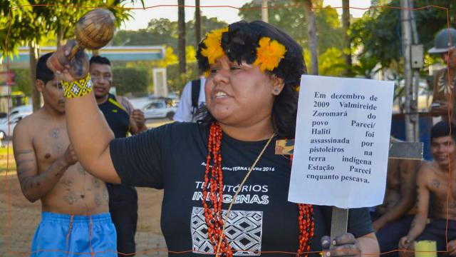 Marta Tipuici durante manifestação contra o assassinato da líder indígena paresi Valmireide