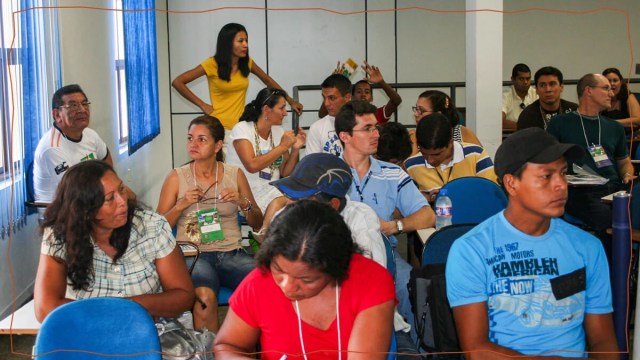 Foto mostra a líder indígena paresi Valmireide em audiência em 2008