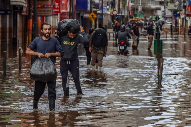 Porto Alegre centro histórico alagado pela chuva