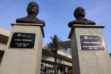 Rio de Janeiro (RJ) 17/10/2024 – Engenheiro André Rebouças é inscrito no Livro dos Heróis e Heroínas da Pátria. Busto dos irmãos André e Antônio Rebouças, na Praça José Mariano Filho, na Lagoa, esculpido por Edgar Duvivier. Foto: Fernando Frazão/Agência Brasil