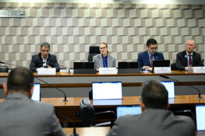 Mesa: secretário-extraordinário de Controle do Desmatamento e Ordenamento Ambiental Territorial, André Rodolfo de Lima; presidente eventual da CMA, senadora Leany Lemos (PSB-DF) conduz audiência; diretor do Departamento de Estatística e Estudos de Comércio Exterior SECEX/MDIC, Herlon Brandrão; pesquisador do Ipea e da UnB, Renato Baumann.