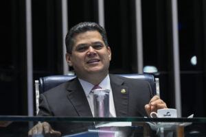 À mesa, presidente do Senado Federal, senador Davi Alcolumbre (União-AP), conduz sessão.