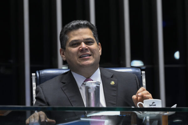 À mesa, presidente do Senado Federal, senador Davi Alcolumbre (União-AP), conduz sessão.