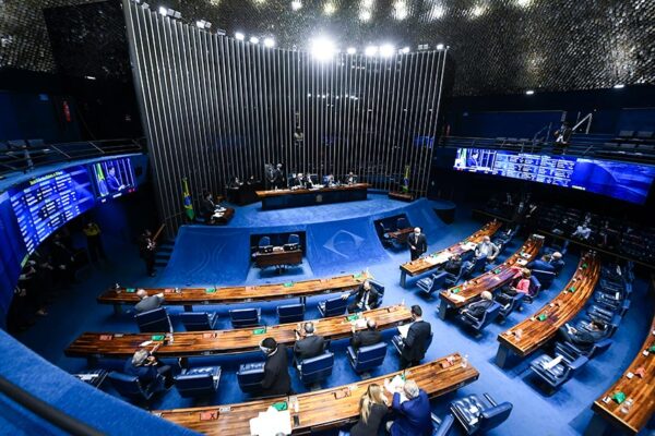Mesa: senador Jaques Wagner (PT-BA); presidente do Senado Federal, senador Rodrigo Pacheco (PSD-MG); secretário-geral da Mesa do Senado Federal, Gustavo A. Sabóia Vieira; senador Romário (PL-RJ).