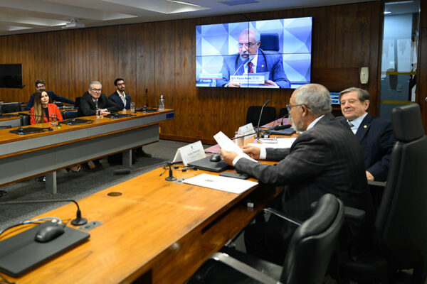 Mesa: secretário-executivo da Frente Parlamentar pela Paz Mundial (FPPAZ), Ulisses Riedel de Resende; presidente da FPPAZ, senador Paulo Paim (PT-RS).