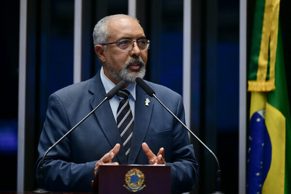 Senador Paulo Paim (PT-RS) em discurso à tribuna.