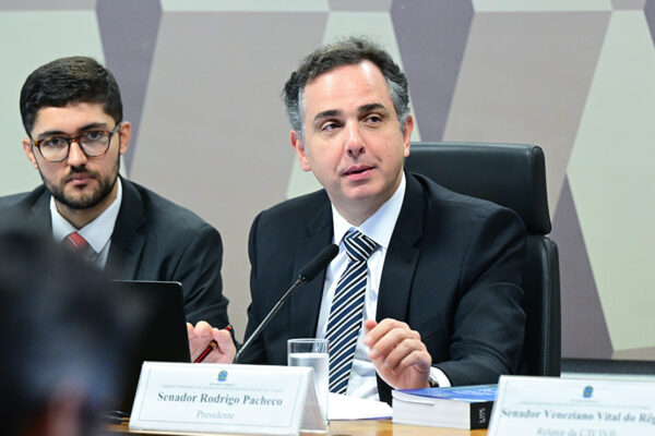 À mesa, presidente da CTCIVIL, senador Rodrigo Pacheco (PSD-MG), conduz audiência.