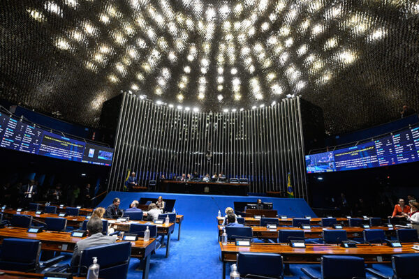 Tribuna: senador Sérgio Petecão (PSD-AC).