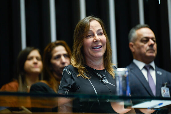 À mesa, presidente e requerente desta sessão, senadora Mara Gabrilli (PSD-SP).